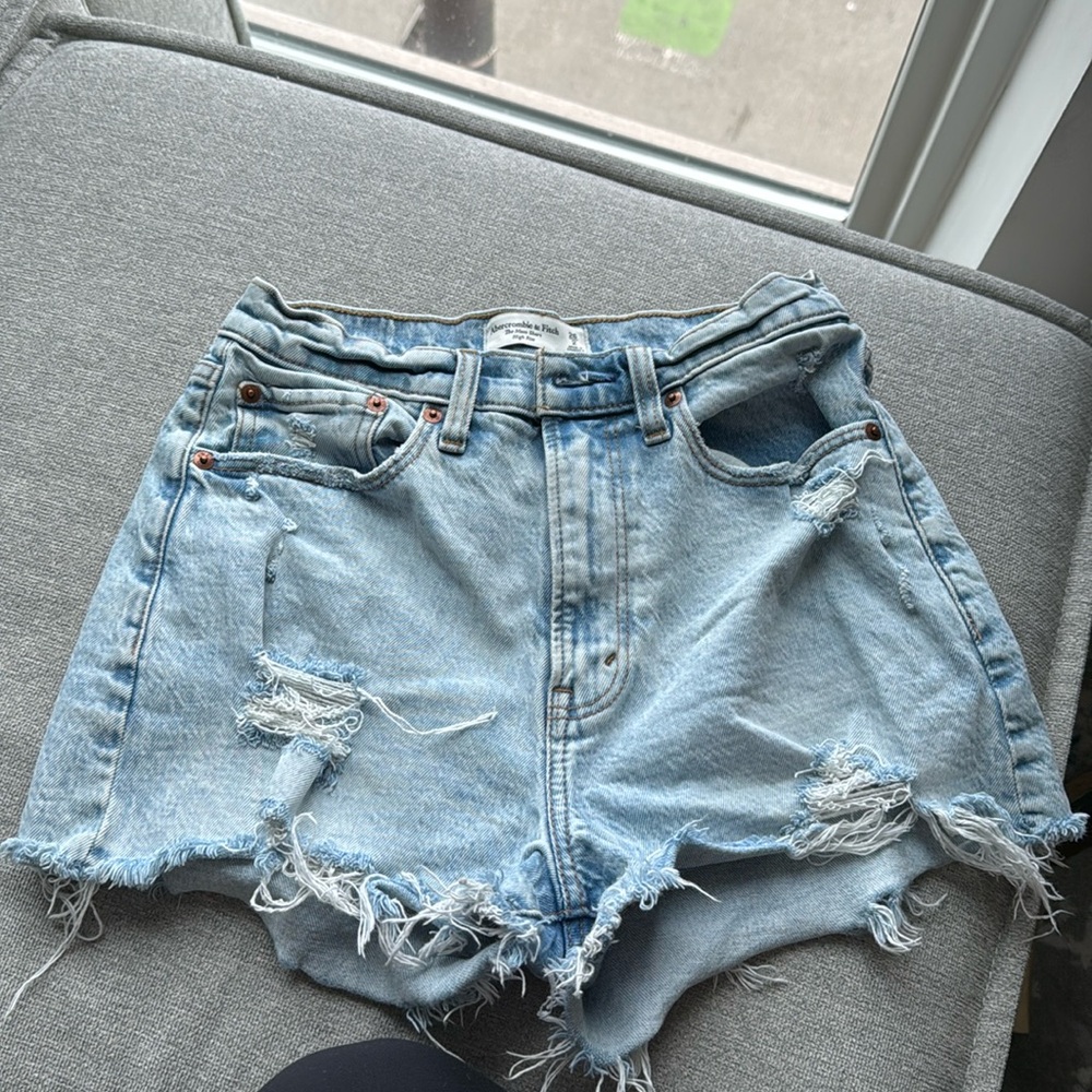Abercrombie mom short high rise